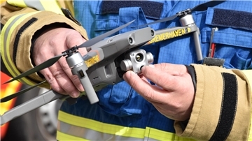 Drohnen der Bremerhavener Feuerwehr stehen auf Schwarzen Liste des Pentagons Mann hält eine Drohne