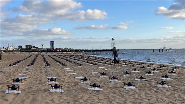 Drohnen auf ihrem Startplatz am Strand.