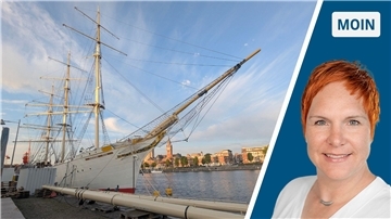Geteiltes Bild: Blick auf ein Segelschiff und Autorin des Textes, Frau mit roten Haaren