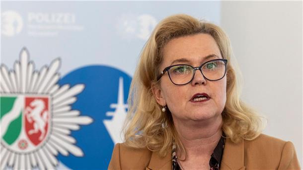 Schlag gegen kriminelle Handelsplattform im Netz Die Düsseldorfer Polizeipräsidentin Miriam Brauns bei der Pressekonferenz zum Schlag gegen die kriminelle Handelsplattform „Crimemarket“.