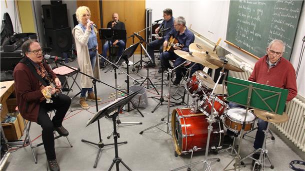 Endlich wieder auf der Bühne: EAL Vokal spielt in der Jahnhalle in Nordenham EAL Band