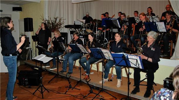 Die East River Big Band aus Heeslingen unter der Leitung von Sabine Rosenbrock sorgte für Musik.