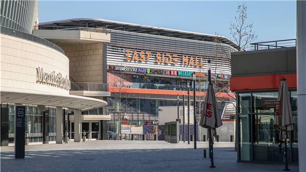 Die East Side Mall in Berlin wurde 2018 eröffnet und ist inzwischen ganz im Besitz der RFR Holding. Das Konzept sieht eine Mischung von Einzelhandel und Dienstleistungen vor.