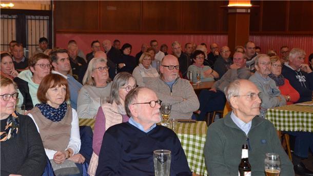 Energieprojekte spülen Geld in die Gemeindekasse Die Ebersdorfer Bürgerversammlung war am Donnerstagabend sehr gut besucht.