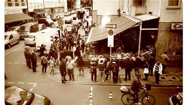 Die Ecke Goethestraße/Landwehrstraße ist einer der wichtigsten Knotenpunkte im ganzen Münchner Bahnhofsviertel: Vor allem türkische Supermärkte mit einem besonders vielfältigen Obst- und Gemüseangebot ziehen auch viele Münchner von außerhalb des Stadtviertels an.