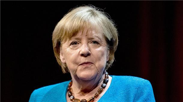 Trolle: Merkel telefonierte mit falschem Poroschenko Die ehemalige Bundeskanzlerin Angela Merkel fiel auf ein inszeniertes Telefonat russischer Trolle herein.