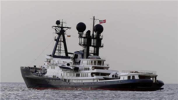 Die Expeditionsyacht „Arctic“ - aufgenommen während Probefahrten auf der Elbe vor Cuxhaven: 