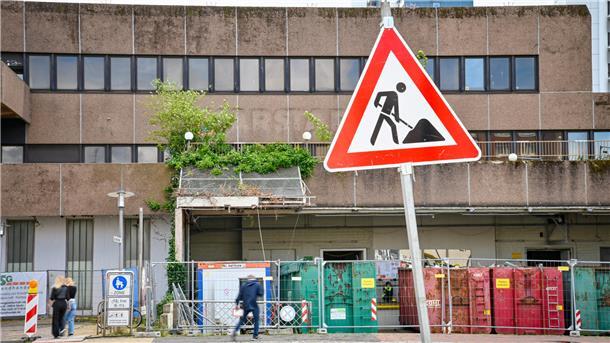Ach nee, jetzt doch: Die Stadt tritt als Karstadt-Investor auf - peinliche Nummer Die ehemalige Karstadt-Immobilie ziert immer noch Bremerhavens Innenstadt.