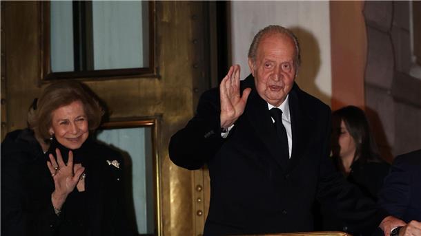 Europas Adel nimmt Abschied vom letzten König Griechenlands Die ehemalige Königin Sofia von Spanien und Ex-König Juan Carlos verlassen am Vorabend der Trauerfeierlichkeiten ein Restaurant in Athen.