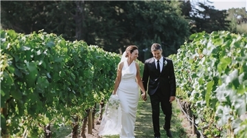 Die ehemalige neuseeländische Premierministerin Jacinda Ardern mit ihrem Ehemann Clarke Gayford bei ihrer Hochzeit auf dem Weingut Craggy Range in Hawke’s Bay.