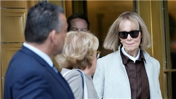 Die ehemalige Ratgeberkolumnistin Jean Carroll (r.) verlässt in New York mit ihren Anwälten das Bundesgericht in Manhattan.