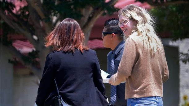 Die ehemalige Theranos-Chefin Elizabeth Holmes (r) wird in ein Bundesgefängnis für Frauen eskortiert.