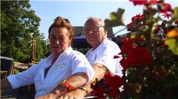Die ehemaligen Schausteller Birgit und Friedrich Finnendahl haben noch einmal von vorne angefangen und das Restaurant am Deich in Fedderwardersiel übernommen.