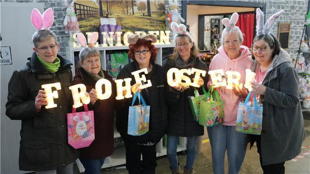 Wer will Senioren in Bremerhaven und umzu eine Freude machen? Frauen mit Osterhasenohren und einem Schriftzug „Frohe Ostern“: Der Verein macht Senioren zu Ostern
