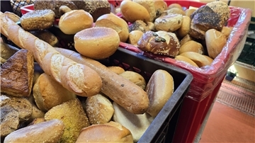 gemischte Backwaren in Plastikkisten