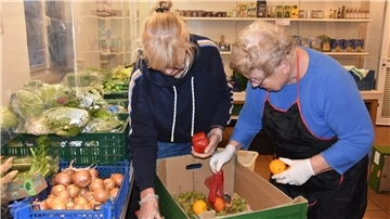 Das Foto zeigt Helferinnen beim Sortieren der Lebensmittel. 
