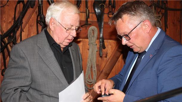 Bu¨rgermeister Andreas Wittenberg überreicht die Ehrennadel der Gemeinde an Detlef Haese