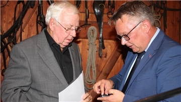Bu¨rgermeister Andreas Wittenberg überreicht die Ehrennadel der Gemeinde an Detlef Haese
