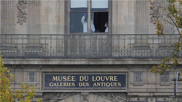 Louvre-Einbrecher stehlen Beute von „historischem Wert“ Die Einbrecher drangen über ein Fenster im ersten Stock in das Museum ein.