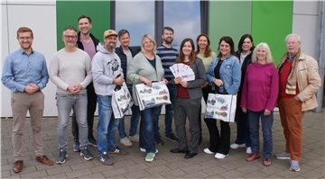 Die einen freuten sich über die große Beteiligung an der Aktion „Bremervörde räumt auf!“, die anderen über das Dankeschön in Form von Sachspenden und Bremervörder Einkaufsgutscheinen: (von Links) Ortsbürgermeister Dirk-Frederik Stelling, Jörn Müller (Schulzentrum Bremervörde), Axel Müller (Hauptschule Bremervörde), Jarno Böttner (DRK-Kindergarten Tannenkamp), Malte Müller-Cordes (Grundschule Bremervörde), Sandra Ahrens (St.-Liborius-Kindergarten), Christian Oetjen (Ortsrat), Sarah Böhnke (Firmenkundenberaterin der SSK), Bettina Paquet (Schulleiterin Realschule), Raphaela Stoß (CJD-KiTa), BCSM-Managerin Bärbel Hensel sowie Petra Fischer und Herbert Bardenhagen (beide Ortsrat).