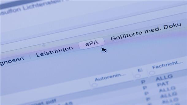 Es ist die Patientenakte auf dem Monitor einer Arztpraxis zu sehen.
