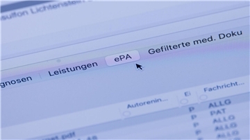 Es ist die Patientenakte auf dem Monitor einer Arztpraxis zu sehen.