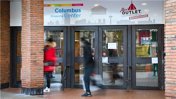 Die Eingänge von der Unteren Bürger zeigen bei Karstadt zwar Hinweise auf das Columbus-Center, doch viele Gäste in der Stadt übersehen sie oder können sie nicht richtig einordnen.
