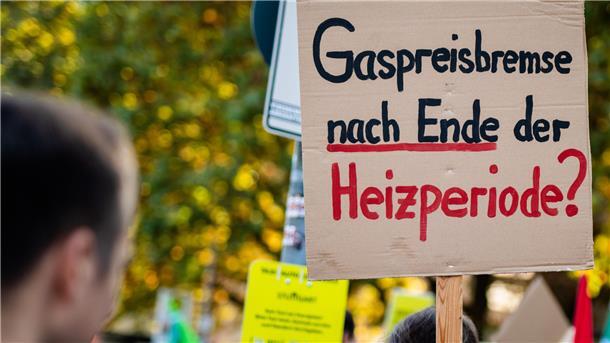 Die Einmalzahlung im Dezember soll versteuert werden. Ab März soll die Gaspreisbremse kommen. Für Mieter mit Energieschulden soll es Kündigungsschutz geben. Fernwärmekunden sollen stark entlastet werden.