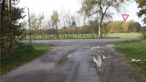Die Einmündung Markenmoor ehemalige Bundesstraße B 6. Den Bebauungsplan in diesem Gebiet hat der Ortsrat Bramstedt aufgehoben. 