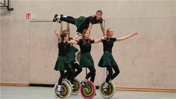 Die Einradgruppe Zeven belegt den vierten Platz bei den Norddeutschen Meisterschaften in der Kategorie Junior Großgruppe.