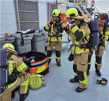 Bremerhavens Einsatzkräfte trainieren maritime Rettung Feuerwehrleute bereiten sich auf eine Einsatzübung vor.
