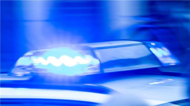 Beifahrer lässt verletzten Fahrer nach Unfall allein zurück Die Einsatzkräfte fanden nur den verletzten Fahrer vor - der Beifahrer war geflohen. (Symbolbild)