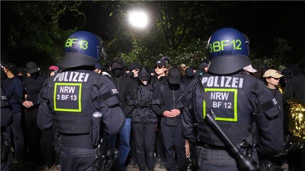 Die Einsatzkräfte kesselten rund 1000 Demonstranten ein.