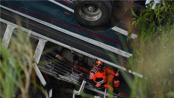 Mehr als 50 Tote bei Busunglück in Guatemala Die Einsatzkräfte konnten einige Menschen lebend retten.