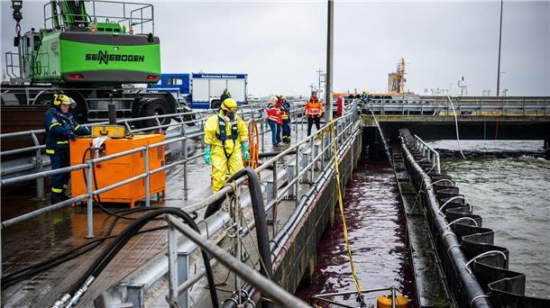 Schiffskollision in Cuxhaven – Riss lässt Öl austreten Die Einsatzkräfte schützen sich mit Atemmasken.