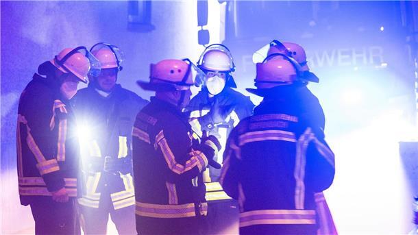 Offenbach: Großbrand in Recyclingfirma für Batterien Die Einsatzkräfte sind mit einem Großaufgebot vor Ort.