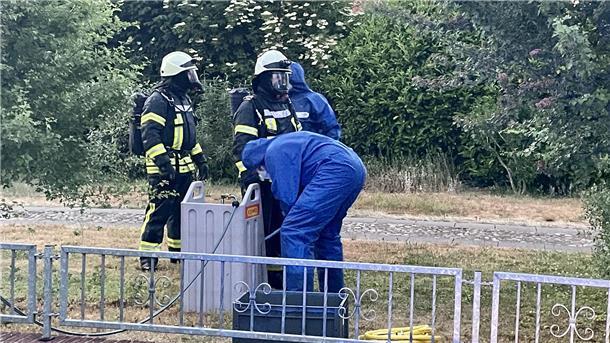 Die Einsatzkräfte werden nach Ihrem Einsatz fachgerecht gereinigt und mit neur Einsatzbekleidung versorgt.