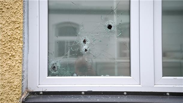 Schüsse auf Gaststätte in Bremerhaven-Lehe - Polizei ermittelt Die Einschusslöcher am Fenster sind deutlich: In Lehe wurde in der Nacht auf Donnerstag auf eine Kneipe gefeuert.