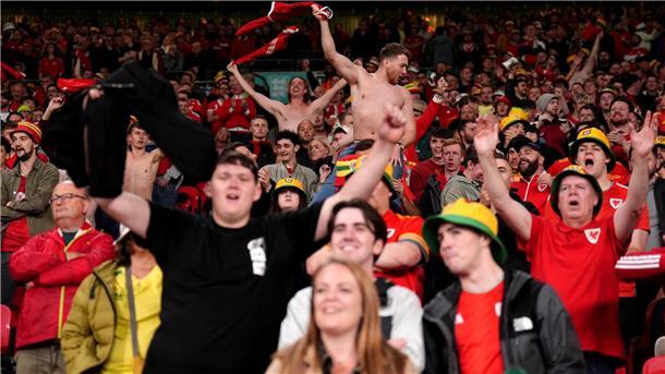 Keine Stimmung in Wembley - Tuchel kritisiert englische Fans Die einzigen Stimmungsmacher in Wembley: Wales‘ Fans feiern trotz 0:3.