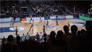 Die Eisbären-Basketballmannschaft und eine gut besuchte Stadthalle.