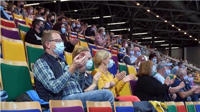 Zuschauer beklatschen die Eisbären Bremerhaven.