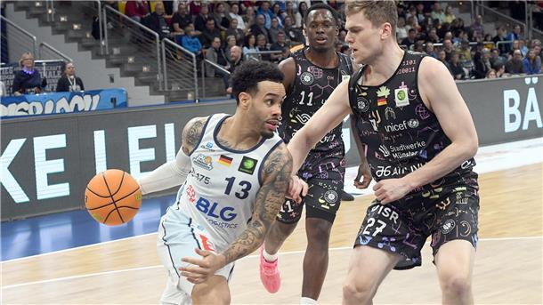 Zweikampf zwischem einem Basketballer der Eisbären Bremerhaven und einem Spieler der Uni Baskets Münster. 