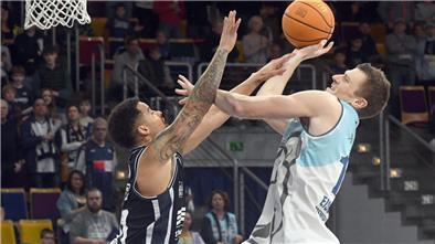 Basketballer Robert Oehle  von den Eisbären Bremerhaven  wirft einen Korb.