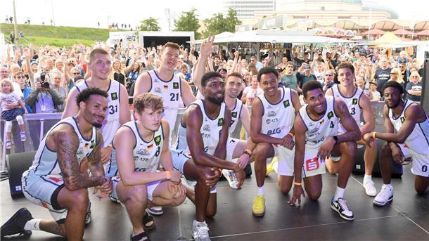 Spieler der Eisbären Bremerhaven präsentieren sich auf der Bühne.