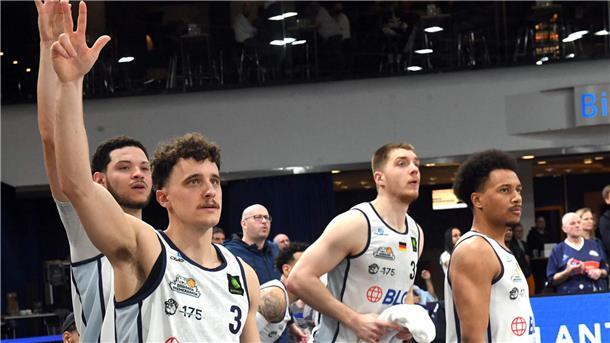 Die Eisbären-Profis (von links) Jake Biss, Zharon Richmond, Hendrik Warner und Nils Owen Schmitz denken weiter nur von Spiel zu Spiel und noch nicht an die Playoffs.