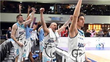 Die Eisbären setzten das I-Tüpfelchen auf ihre starke Rückrunde und lösten in Düsseldorf das Playoff-Ticket. 