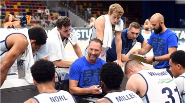 Die Eisbären um den neuen Trainer Steven Esterkamp (Mitte) bestreiten am Sonnabend ihr erstes Heimspiel der neuen ProA-Saison in der Stadthalle Bremerhaven.