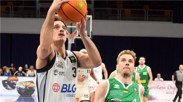 Die Eisbären Bremerhaven stehen vor einem Pflichtsieg Ein Basketballspieler setzt zum Korbwurf an. Die Eisbären um Jake Biss müssen in Koblenz mit einer sehr aggressiven Spielweise rechnen.