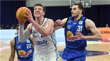 Die Eisbären um Till Isemann haben ihr erstes Heimspiel im Eisbärenkäfig in Bremerhaven gegen Crailsheim verloren.
