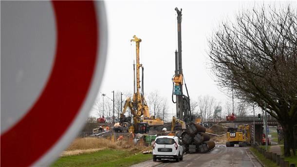 Brückenbau in Bremerhaven von Todesfall überschattet Die Eisenbahnbrücke über der Straße „Zur Hexenbrücke“ wird neu gebaut. Ein 56 Jahre alter Mann starb an den Folgen eines Arbeitsunfalls.